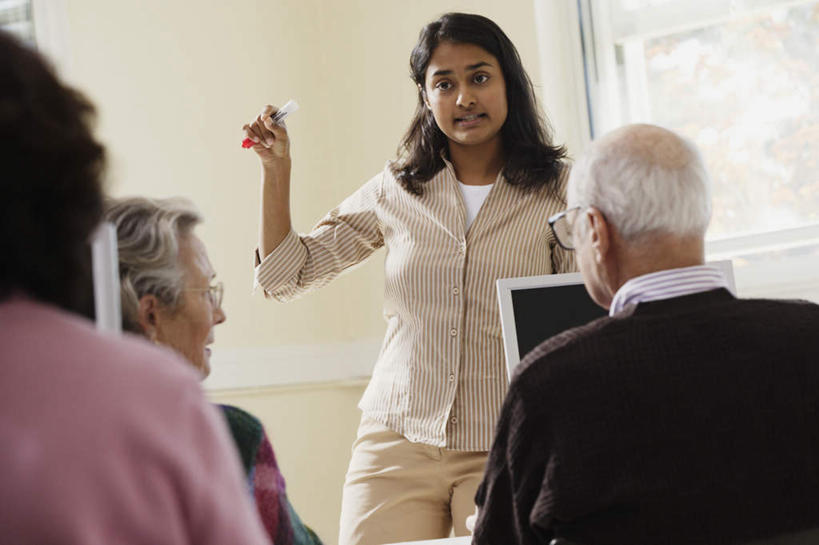 西方人,背部,四个人,家庭,教师,站,坐,横图,室内,白天,正面,欧洲,欧洲人,服装,圆珠笔,拿,拿着,注视,休闲装,输入设备,衣服,观察,看,站着,上课,享受,休闲,教室,温暖,温馨,一家人,休闲服,放松,教学,服饰,观看,和睦,察看,关注,液晶显示屏,输出设备,老年男性,男人,男性,年轻女性,女人,女性,白种人,站立,坐着,半身,彩图,融洽
