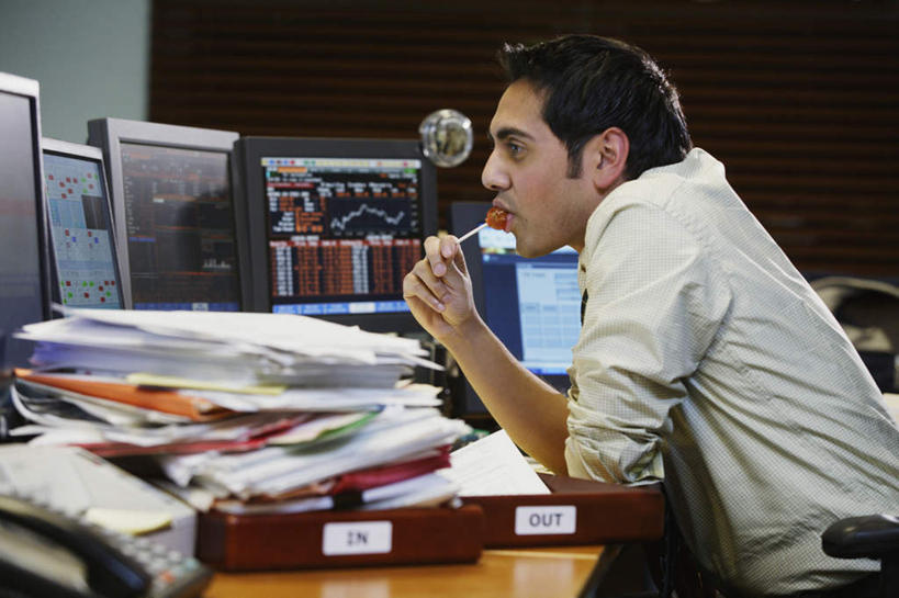 西方人,一个人,商务人士,商务男性,办公室,坐,横图,室内,白天,侧面,衬衫,西装,商务,职员,欧洲,欧洲人,仅一个男性,仅一个人,套装,正装,棒棒糖,文件,领带,拿,拿着,注视,职业装,仅一个年轻男性,资料,观察,看,金融,商务套装,经济,观看,察看,关注,液晶显示屏,商务装,贸易,工薪阶层,男人,男性,年轻男性,白种人,白领,商人,上班族,坐着,半身,彩图,西服,白领阶层,办公室职员