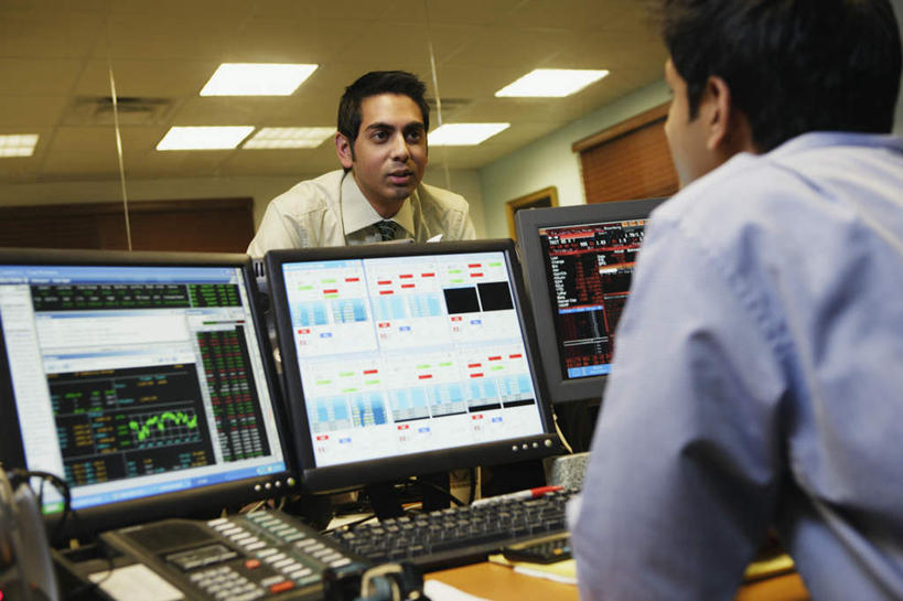 西方人,背部,三个人,商务人士,商务男性,办公室,站,坐,横图,室内,白天,正面,衬衫,西装,商务,职员,欧洲,欧洲人,套装,正装,灯光,领带,注视,职业装,输入设备,观察,看,站着,金融,商务套装,经济,观看,察看,关注,液晶显示屏,商务装,贸易,工薪阶层,输出设备,照明工具,男人,男性,年轻男性,白种人,白领,商人,上班族,站立,坐着,半身,彩图,西服,白领阶层,办公室职员