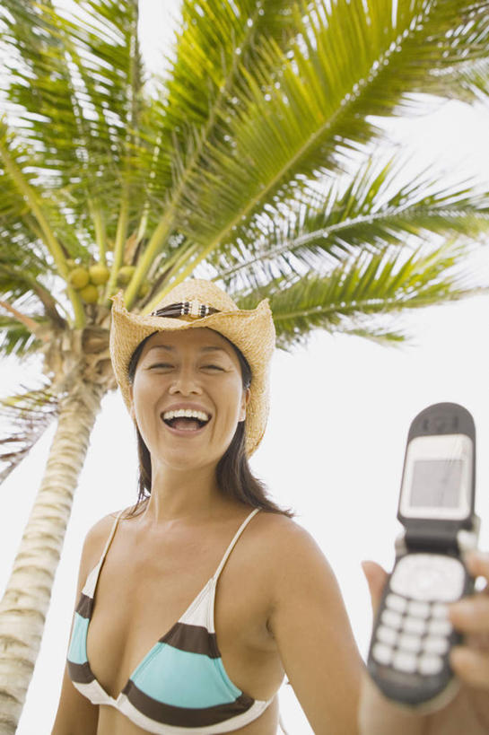 西方人,一个人,站,竖图,室外,白天,仰视,植物,棕榈树,手机,叶子,欧洲,欧洲人,仅一个年轻女性,仅一个女性,仅一个人,绿叶,注视,树,树木,绿色,蓝天,天空,自然,天,观察,看,站着,享受,休闲,嫩叶,放松,生长,成长,观看,察看,关注,棕榈叶,年轻女性,女人,女性,白种人,叶,叶片,手提电话,移动电话,站立,半身,彩图,低角度拍摄