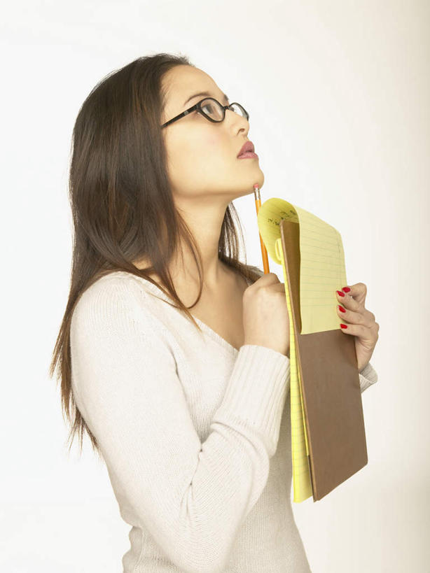 东方人,一个人,商务人士,商务女性,站,竖图,室内,白天,白色背景,侧面,亚洲,仅一个年轻女性,仅一个女性,仅一个人,套装,材料,档案,文件,眼镜,记事本,注视,黄种人,资料,观察,看,站着,摄影,影棚,观看,察看,关注,记录本,文档,商务装,近视眼镜,工薪阶层,年轻女性,女人,女性,亚洲人,白领,上班族,抬头,站立,半身,彩图,影棚拍摄,拍摄