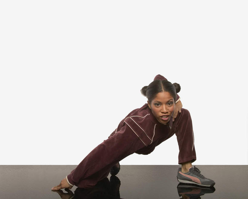 西方人,一个人,站,横图,室内,白天,白色背景,正面,运动服,锻炼,运动,桌子,欧洲,非洲,黑人,欧洲人,仅一个年轻女性,仅一个女性,仅一个人,服装,注视,衣服,观察,看,站着,压腿,摄影,服饰,影棚,观看,察看,体育运动,衣着,穿着,关注,衣饰,体育,年轻女性,女人,女性,非洲人,站立,彩图,全身,影棚拍摄,健身,拍摄,运动装