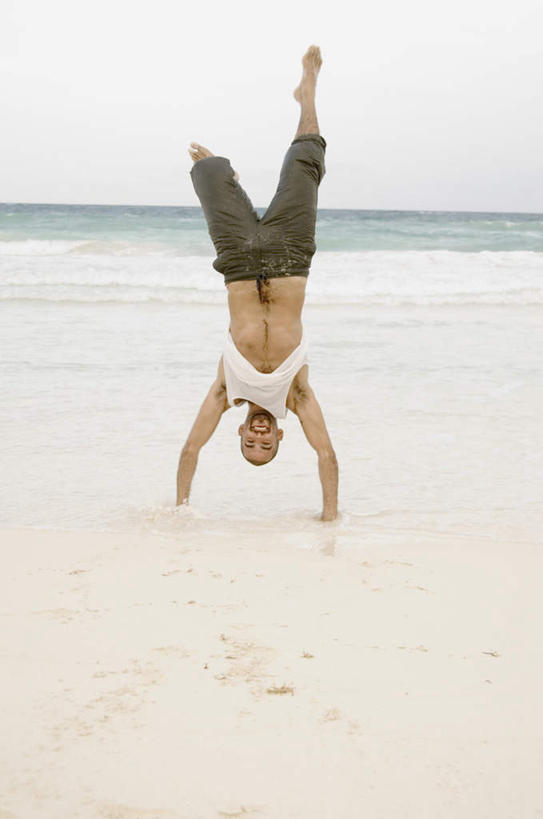 西方人,一个人,竖图,室外,白天,正面,锻炼,运动,海洋,沙滩,欧洲,欧洲人,仅一个男性,仅一个人,倒,倒立,云,云朵,云彩,仅一个年轻男性,红色,白云,蓝天,天空,天,休闲,体育运动,体育,男人,男性,年轻男性,白种人,大海,海,海滩,半身,彩图,健身