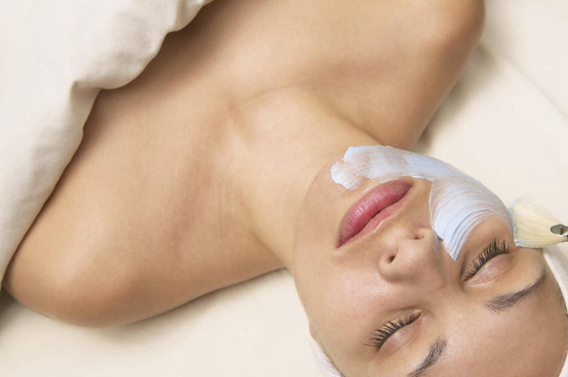 西方人,脸,头,脸颊,一个人,躺,闭眼,横图,俯视,室内,特写,白天,美容,欧洲,欧洲人,仅一个年轻女性,仅一个女性,仅一个人,护肤,纺织物,肩膀,刷子,毛巾,碗,清洁,保养,面膜,面霜,SPA水疗,保健,温泉浴场,保暖,养身,透气,养颜,防水,乳霜,储水,耐磨,吸水,卧着,年轻女性,女人,女性,白种人,头部,脸部,脸蛋,面部,矿泉疗养地,闭眼睛,闭着眼,闭着眼睛,躺着,卧,半身,彩图,高角度拍摄,水疗