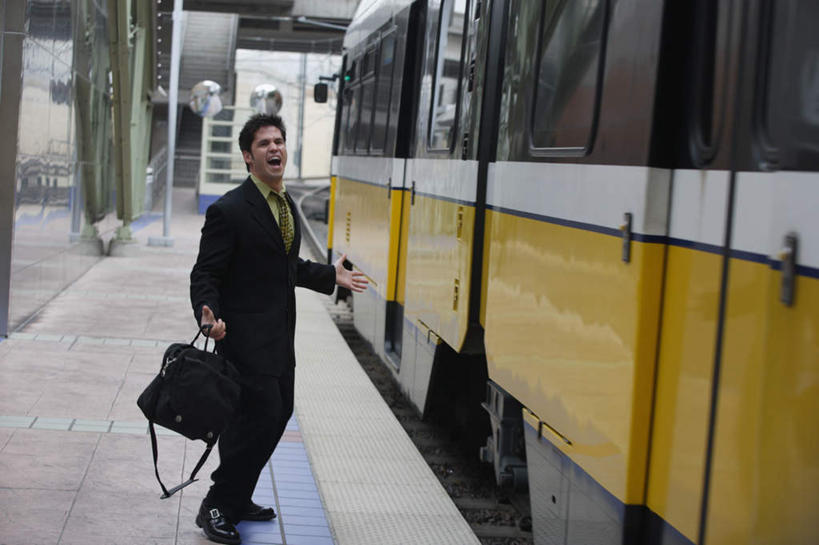 西方人,一个人,商务人士,商务男性,站,横图,室外,白天,侧面,衬衫,地铁,路,铁路,火车,车站,欧洲,欧洲人,仅一个男性,仅一个人,仅一个中年男性,握,套装,公文包,反光镜,轨道,站台,交通,铁轨,拿,大喊,拿着,注视,月台,车,交通工具,观察,看,站着,握着,运输,观看,大叫,察看,关注,载具,商务装,工薪阶层,大呼,男人,男性,中年男性,白种人,白领,上班族,站立,彩图,全身,衬衣,商务包