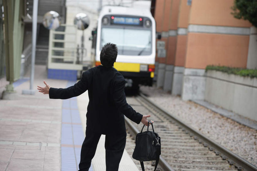 西方人,一个人,商务人士,商务男性,站,伸展双臂,横图,室外,白天,衬衫,地铁,路,铁路,火车,车站,欧洲,欧洲人,仅一个男性,仅一个人,仅一个中年男性,握,套装,公文包,反光镜,轨道,站台,交通,铁轨,拿,拿着,月台,车,背面,交通工具,站着,握着,运输,载具,商务装,工薪阶层,男人,男性,中年男性,白种人,白领,上班族,敞开双臂,伸开双臂,展开双肩,站立,张开手臂,张开双臂,半身,彩图,衬衣,商务包