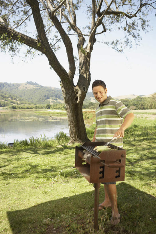 西方人,一个人,站,竖图,室外,白天,正面,旅游,度假,烧烤,草地,草坪,植物,欧洲,欧洲人,仅一个男性,仅一个人,服装,食品,拿,烧烤架,拿着,注视,休闲装,娱乐,草,树,树木,食物,仅一个年轻男性,衣服,绿色,蓝天,天空,自然,天,观察,看,站着,享受,休闲,休闲服,放松,服饰,生长,成长,观看,察看,关注,串烧,男人,男性,年轻男性,白种人,玩耍,站立,彩图,全身