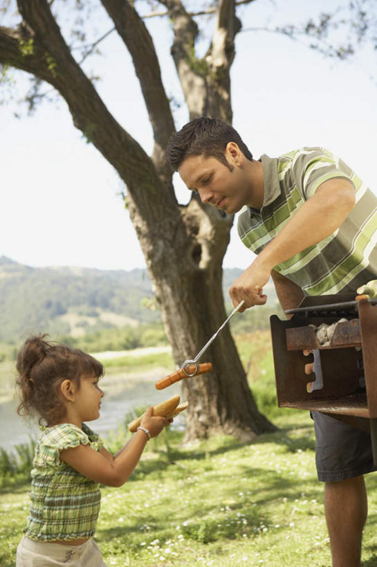 西方人,儿童,家庭,父亲,女儿,站,竖图,室外,白天,侧面,旅游,度假,纯洁,河流,欧洲,欧洲人,服装,食品,拿,烧烤架,拿着,注视,休闲装,娱乐,食物,小孩,衣服,观察,看,站着,享受,休闲,温暖,温馨,父女,一家人,休闲服,放松,父爱,可爱,童年,童趣,服饰,观看,和睦,察看,关注,童真,烂漫,无邪,天真,男人,男性,年轻男性,女孩,白种人,孩子,年轻人,河,江,玩耍,站立,半身,彩图,融洽,女生