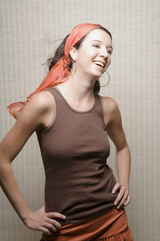 西方人,一个人,站,笑,微笑,露齿笑,竖图,室内,白天,正面,欧洲,欧洲人,仅一个年轻女性,仅一个女性,仅一个人,灰色背景,服装,注视,休闲装,发带,手叉腰,衣服,耳环,耳机,耳麦,叉腰,观察,看,聆听,站着,享受,休闲,休闲服,摄影,服饰,影棚,观看,察看,倾听,双手叉腰,关注,年轻女性,女人,女性,白种人,站立,半身,彩图,影棚拍摄,拍摄