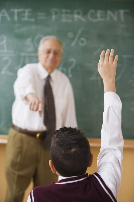 西方人,儿童,背部,两个人,学生,教师,站,坐,竖图,室内,白天,正面,纯洁,欧洲,欧洲人,戴,指,服装,朦胧,模糊,笔,标志,工具,数字,文字,眼镜,字,字符,墙,注视,休闲装,标识,墙壁,小孩,衣服,粉笔,学习用品,黑板,观察,看,站着,休闲,教室,休闲服,可爱,童年,童趣,教学,阿拉伯数字,服饰,观看,老花镜,英文字母,文具用品,戴着,察看,指向,关注,提问,童真,烂漫,无邪,回答,耐磨,白垩,远视眼镜,教学黑板,天真,老年男性,男孩,男人,男性,白种人,孩子,讲师,教授,老师,举手,站立,坐着,半身,彩图,男生