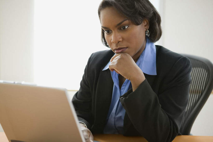 西方人,一个人,商务人士,商务女性,坐,横图,室内,白天,正面,衬衫,电脑,笔记本电脑,桌面,桌子,椅子,欧洲,非洲,黑人,欧洲人,仅一个年轻女性,仅一个女性,仅一个人,套装,网络,托腮,注视,通讯设备,观察,看,托,思考,观看,察看,无线,关注,托下巴,沙发椅,通信设备,商务装,无线网络,无线上网,便携式电脑,工薪阶层,手提电脑,年轻女性,女人,女性,非洲人,白领,上班族,坐着,半身,彩图,衬衣,西服