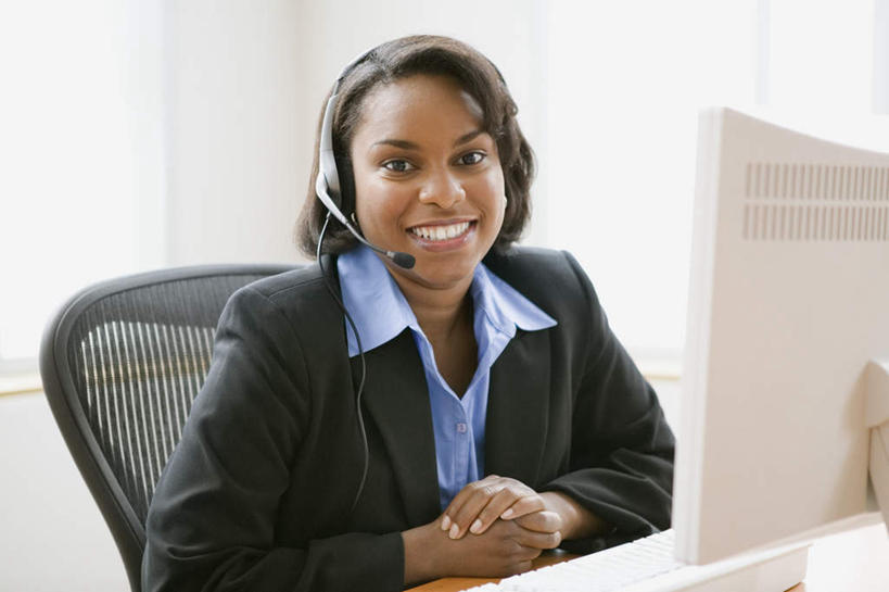 西方人,一个人,商务人士,商务女性,坐,笑,微笑,露齿笑,横图,室内,白天,正面,衬衫,通讯,客服,电脑,笔记本电脑,显示器,键盘,桌面,桌子,椅子,欧洲,非洲,黑人,欧洲人,仅一个年轻女性,仅一个女性,仅一个人,戴,套装,网络,信息,话务员,注视,输入设备,通讯设备,耳机,耳麦,话筒,观察,看,服务,通信,观看,协调,戴着,察看,无线,麦克风,关注,沙发椅,销售,通信设备,液晶显示器,商务装,无线网络,无线上网,便携式电脑,工薪阶层,输出设备,客服人员,电话销售,接待员,手提电脑,年轻女性,女人,女性,非洲人,白领,接线员,上班族,坐着,半身,彩图,衬衣,西服