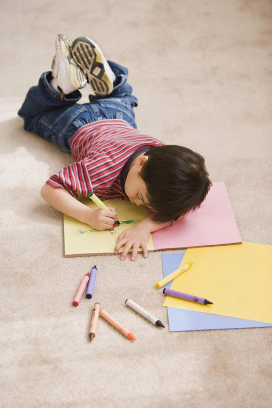 东方人,儿童,一个人,竖图,俯视,室内,白天,绘画,地板,亚洲,仅一个人,服装,笔,蜡笔,纸,办公用品,地面,拿,拿着,休闲装,黄种人,文具,小孩,衣服,彩纸,学习用品,趴着,休闲,休闲服,彩笔,服饰,翘,文具用品,翘起,男孩,亚洲人,画画,趴,彩图,高角度拍摄,全身,男生