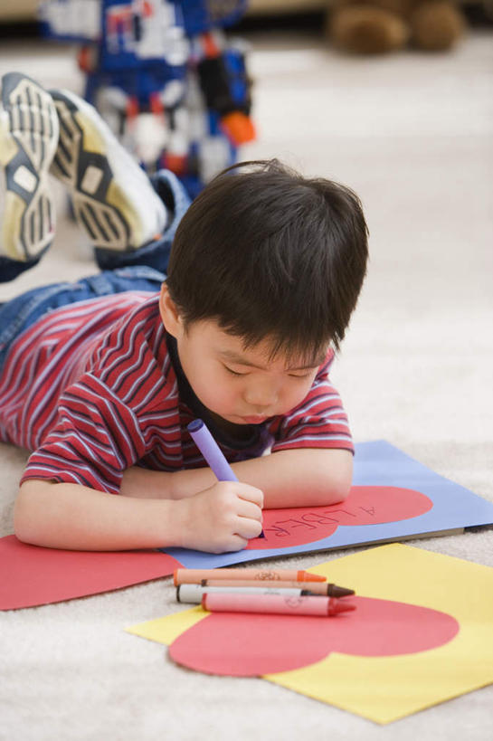 东方人,儿童,一个人,竖图,俯视,室内,白天,绘画,地板,亚洲,仅一个人,服装,笔,蜡笔,纸,办公用品,地面,拿,拿着,注视,休闲装,黄种人,文具,小孩,衣服,彩纸,学习用品,观察,看,趴着,休闲,休闲服,彩笔,服饰,观看,翘,文具用品,察看,关注,翘起,男孩,亚洲人,画画,趴,半身,彩图,高角度拍摄,男生