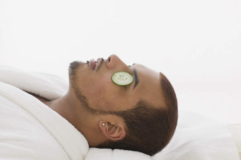 西方人,脸,头,脸颊,胡须,一个人,躺,横图,室内,特写,白天,白色背景,侧面,浴袍,黄瓜,蔬菜,欧洲,欧洲人,仅一个男性,仅一个人,切开,新鲜,食品,耳钉,肩膀,食物,仅一个年轻男性,首饰,装饰物,切,摄影,有机食品,绿色食品,影棚,剖面,切面,唇钉,男人,男性,年轻男性,白种人,头部,胡子,小胡子,脸部,脸蛋,面部,青瓜,胡瓜,躺着,半身,彩图,影棚拍摄,汤帷子,浴衣,拍摄