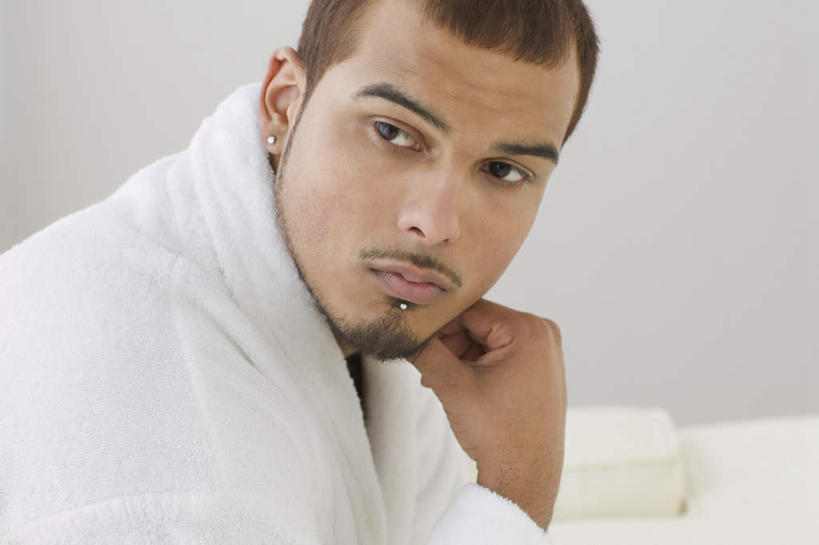 西方人,脸,头,脸颊,胡须,一个人,横图,室内,特写,白天,白色背景,正面,浴袍,欧洲,欧洲人,仅一个男性,仅一个人,注视,耳钉,肩膀,仅一个年轻男性,首饰,装饰物,观察,看,托,摄影,影棚,观看,察看,关注,唇钉,男人,男性,年轻男性,白种人,头部,胡子,小胡子,脸部,脸蛋,面部,半身,彩图,影棚拍摄,汤帷子,浴衣,拍摄