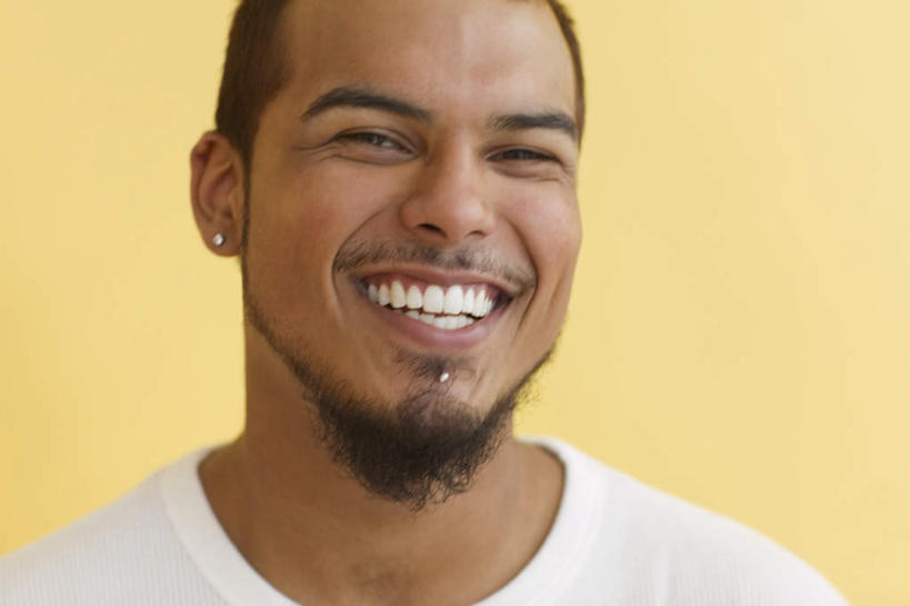 西方人,脸,头,脸颊,胡须,一个人,笑,露齿笑,横图,室内,特写,白天,正面,欧洲,欧洲人,仅一个男性,仅一个人,黄色背景,服装,注视,休闲装,耳钉,肩膀,仅一个年轻男性,衣服,首饰,装饰物,观察,看,休闲,休闲服,摄影,服饰,影棚,观看,察看,关注,唇钉,男人,男性,年轻男性,白种人,头部,胡子,小胡子,脸部,脸蛋,面部,半身,彩图,影棚拍摄,拍摄