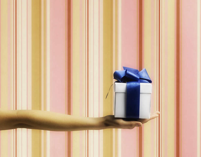 一个人,举,横图,彩色,室内,特写,白天,正面,壁纸,礼盒,礼物,仅一个年轻女性,仅一个女性,仅一个人,纸盒,带子,结,盒子,蓝色,包装盒,彩带,蝴蝶结,礼品盒,托,打结,伸手,摄影,礼品,影棚,托着,年轻女性,女人,女性,墙纸,举起,举手,举着,向上举,向上伸,向上托,半身,彩图,影棚拍摄,拍摄