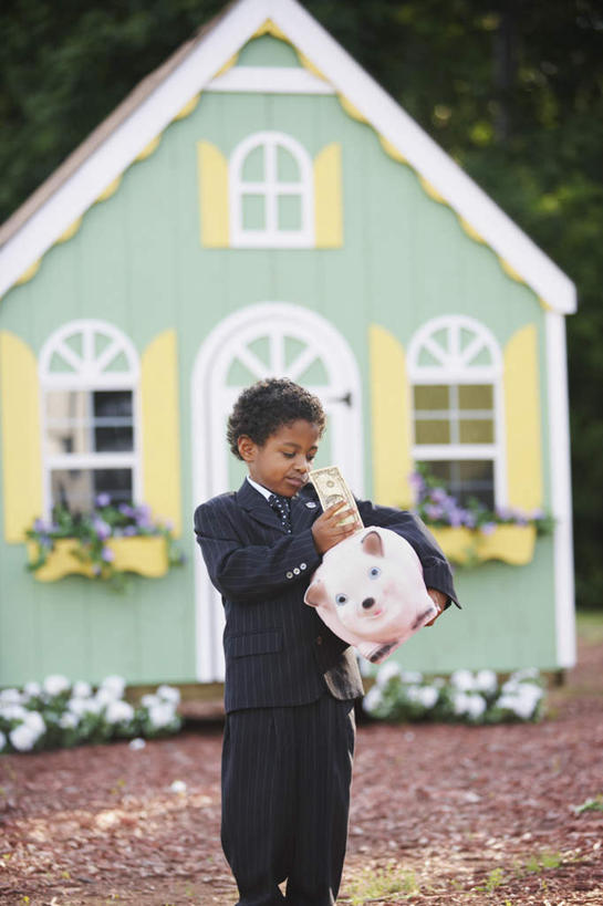 西方人,一个人,站,笑,微笑,露齿笑,竖图,室外,白天,正面,婚纱,婚礼,快乐,幸福,植物,建筑,欧洲,非洲,黑人,欧洲人,仅一个人,盛开,房屋,屋子,公寓,花蕾,注视,娱乐,建设,楼房,住宅,花,花瓣,花朵,鲜花,树,树木,小孩,绿色,自然,容器,花苞,花蕊,观察,看,站着,享受,储蓄罐,器皿,储蓄,存钱,金融,理财,生长,经济,成长,观看,察看,资金,存钱罐,关注,存款,流通,贸易,贮钱罐,储钱罐,扑满,金钱,男孩,白种人,非洲人,孩子,站立,半身,彩图,婚礼服,礼服,房子