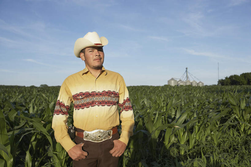 西方人,一个人,农民,站,笑,微笑,横图,室外,白天,正面,森林,树林,植物,建筑,帽子,叶子,欧洲,欧洲人,仅一个男性,仅一个人,服装,房屋,屋子,注视,休闲装,建设,长袖,楼房,树,树木,仅一个年轻男性,衣服,绿色,遮阳帽,观察,看,站着,休闲,休闲服,服饰,观看,皮带,察看,关注,男人,男性,年轻男性,白种人,佃农,农场主,农夫,农工,乡下人,小农,庄稼人,插兜,两手抄兜,两手放兜,手插兜,手放口袋,站立,半身,彩图,房子