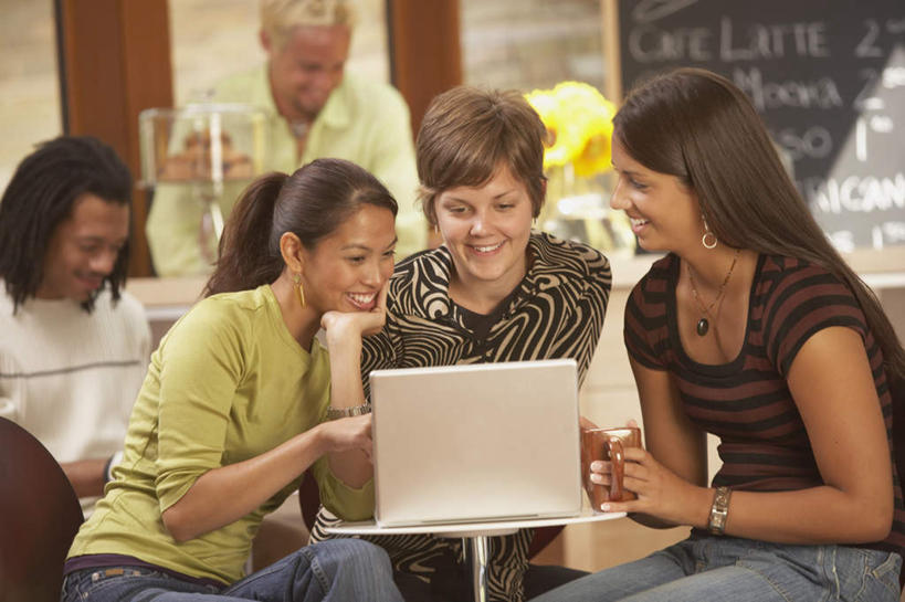 东方人,西方人,伙伴,朋友,咖啡厅,坐,捧,笑,露齿笑,横图,室内,白天,正面,毛衣,爱情,友谊,幸福,电脑,笔记本电脑,太阳,桌子,向日葵,杯子,项链,椅子,欧洲,非洲,黑人,欧洲人,亚洲,服装,盛开,时间,网络,时钟,手表,陶瓷,许多人,计时,花蕾,注视,休闲装,黄种人,通讯设备,花,花瓣,花朵,鲜花,衣服,耳环,首饰,钟表,花苞,花蕊,观察,看,一群人,休闲,休闲服,表,陶瓷杯,服饰,观看,腕表,察看,无线,关注,通信设备,无线网络,光辉,无线上网,便携式电脑,沉默,忠诚,勇敢,投缘,爱慕,高傲,友情,朝阳花,葵花,望日莲,向阳花,转日莲,手提电脑,男人,男性,年轻男性,年轻女性,女人,女性,白种人,非洲人,亚洲人,茶杯,钟,捧着,坐着,半身,彩图,绒衣,套衫,套头毛衣,线衣,咖啡馆