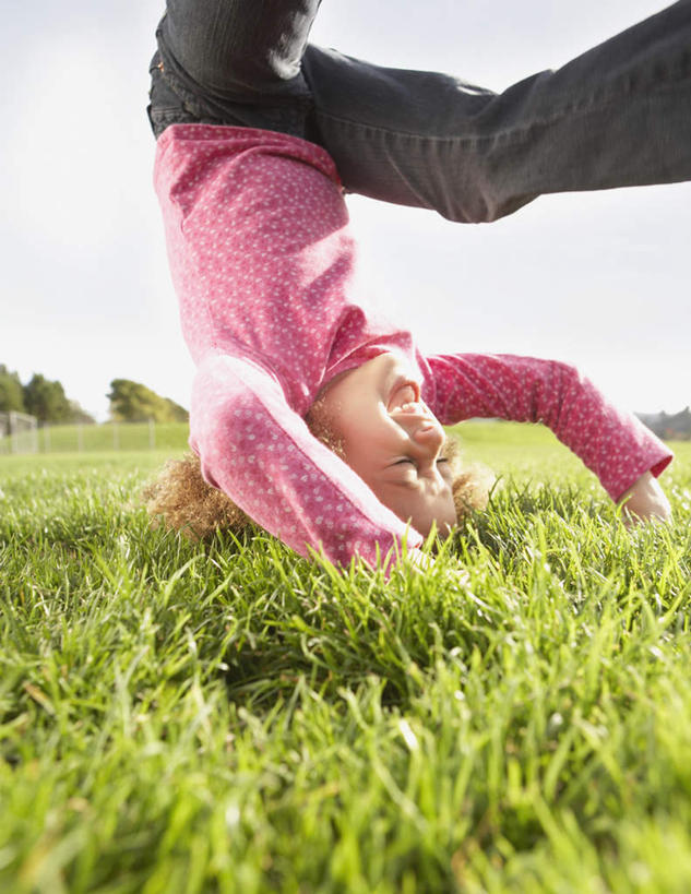 西方人,儿童,一个人,跳,笑,微笑,露齿笑,竖图,室外,白天,侧面,锻炼,纯洁,运动,草地,草坪,植物,欧洲,欧洲人,仅一个女性,仅一个人,翻,阴影,服装,光线,影子,滚,注视,休闲装,草,小孩,衣服,粉色,蓝色,绿色,蓝天,天空,阳光,天,观察,看,仅一个小孩,休闲,休闲服,可爱,童年,童趣,服饰,晴朗,翻跟斗,观看,翻跟头,察看,关注,童真,烂漫,无邪,万里无云,翻筋斗,体育,天真,女孩,女人,女性,白种人,孩子,晴空,晴空万里,卧,半身,彩图,健身,转体,女生