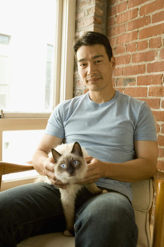 东方人,一个人,坐,笑,微笑,竖图,室内,白天,正面,窗户,宠物,猫,亚洲,仅一个男性,仅一个人,握,阴影,服装,反射,暹罗猫,影子,墙,注视,休闲装,黄种人,玻璃窗,墙壁,墙面,仅一个年轻男性,一只,衣服,动物,观察,看,休闲,休闲服,可爱,握着,服饰,观看,察看,关注,猫咪,泰国猫,西母猫,男人,男性,年轻男性,亚洲人,坐着,半身,彩图