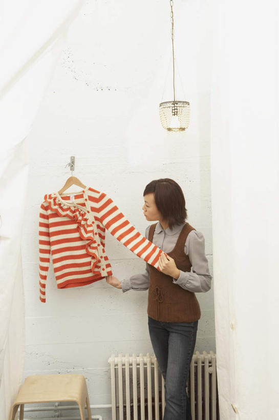 东方人,一个人,商务人士,商务女性,商店,站,竖图,室内,白天,正面,购物,消费,超市,照明,亚洲,仅一个年轻女性,仅一个女性,仅一个人,吊挂,握,悬挂,套装,服装,墙,灯光,挂,扭头,注视,休闲装,黄种人,吊灯,墙壁,墙面,灯,衣服,白色,灯具,观察,看,站着,转头,休闲,温暖,休闲服,握着,金融,百货,服饰,观看,保暖,照亮,察看,御寒,照明设备,服装店,关注,商务装,选购,贸易,工薪阶层,百货公司,服饰店,血拼,电火桶,电暖器,电热膜电暖炉,木制型电暖炉,实木取暖器,年轻女性,女人,女性,亚洲人,白领,上班族,站立,半身,彩图,购物商场,购物中心,商业中心