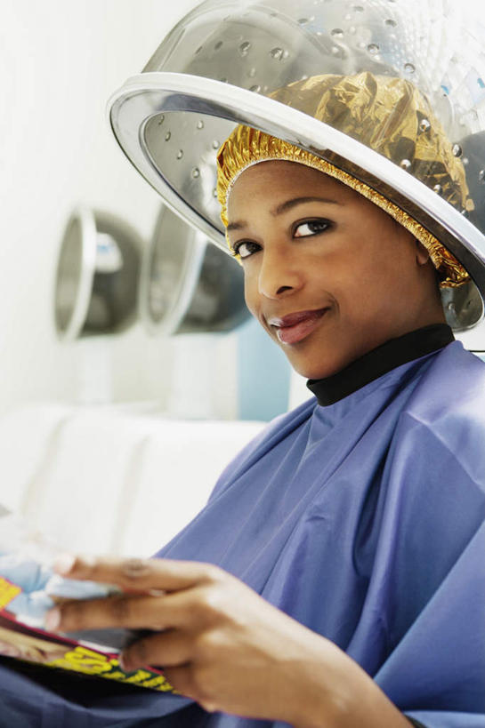 西方人,一个人,坐,笑,微笑,竖图,室内,白天,侧面,阅读,机器,杂志,欧洲,非洲,黑人,欧洲人,仅一个年轻女性,仅一个女性,仅一个人,握,学习,工具,拿,围兜,拿着,扭头,注视,紫色,观察,看,转头,读书,浏览,握着,观看,理发店,发廊,察看,关注,蒸汽机,理发围布,美发工具,喷雾机,剪发围布,理发围兜,围布,加速器,年轻女性,女人,女性,非洲人,坐着,半身,彩图,焗油机