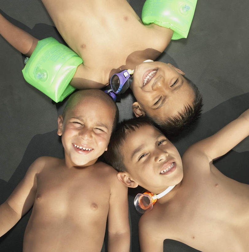 游泳,东方人,西方人,儿童,三个人,伙伴,朋友,躺,伸展双臂,笑,微笑,露齿笑,竖图,俯视,室外,白天,友谊,纯洁,欧洲,欧洲人,亚洲,救生圈,眼镜,泳镜,塑料,地面,注视,黄种人,裸露,小孩,绿色,塑料制品,游泳圈,游泳眼镜,观察,看,可爱,童年,童趣,充气,观看,察看,救生,关注,裸,童真,烂漫,无邪,泅水,卧着,天真,友情,男孩,男人,男性,白种人,亚洲人,敞开双臂,伸开双臂,躺着,卧,展开双肩,张开手臂,张开双臂,半身,彩图,高角度拍摄,浮圈,手臂浮圈,手臂圈,手臂游泳圈,男生