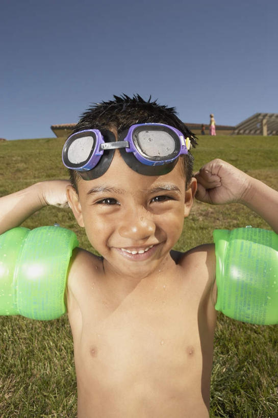 游泳,西方人,儿童,一个人,站,笑,微笑,露齿笑,竖图,室外,白天,正面,纯洁,草地,草坪,植物,欧洲,欧洲人,仅一个男性,仅一个人,抱头,阴影,光线,救生圈,眼镜,影子,泳镜,塑料,注视,草,树,树木,小孩,蓝色,绿色,蓝天,天空,阳光,自然,塑料制品,游泳圈,游泳眼镜,天,观察,看,站着,仅一个小孩,可爱,童年,童趣,充气,生长,晴朗,成长,观看,察看,双手抱头,救生,关注,童真,烂漫,无邪,万里无云,泅水,捧首,捧头,天真,男孩,男人,男性,白种人,孩子,晴空,晴空万里,站立,半身,彩图,浮圈,手臂浮圈,手臂圈,手臂游泳圈,男生