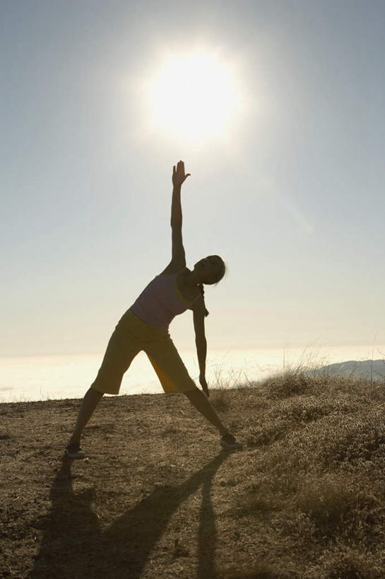 西方人,一个人,站,举,伸展双臂,竖图,室外,白天,正面,运动服,锻炼,瑜伽,运动,太阳,植物,欧洲,欧洲人,仅一个女性,仅一个人,弯腰,阴影,服装,枯萎,光线,影子,枯草,背光,扭头,注视,草,衣服,黄色,蓝色,蓝天,天空,阳光,天,观察,看,托,站着,转头,仅一个中年女性,养生,服饰,晴朗,观看,张开双腿,察看,衣着,穿着,关注,逆光,万里无云,弯身,衣饰,展开双腿,体育,女人,女性,中年女性,白种人,晴空,晴空万里,敞开双臂,举起,举手,举着,伸开双臂,向上举,向上伸,向上托,展开双肩,站立,张开手臂,张开双臂,彩图,全身,健身,三角形式,三角式,伸展双腿,运动装