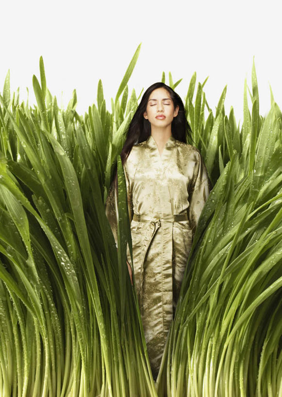 一个人,无人,站,闭眼,竖图,室内,白天,白色背景,正面,浴袍,数码,科技,草地,草坪,植物,仅一个年轻女性,仅一个女性,仅一个人,阴影,网络,高光,几何,计算机图形,合成,草,绿色,站着,电脑合成图,数码合成图,合成图,写实,具体,具象,年轻女性,女人,女性,闭眼睛,闭着眼,闭着眼睛,站立,半身,彩图,汤帷子,浴衣