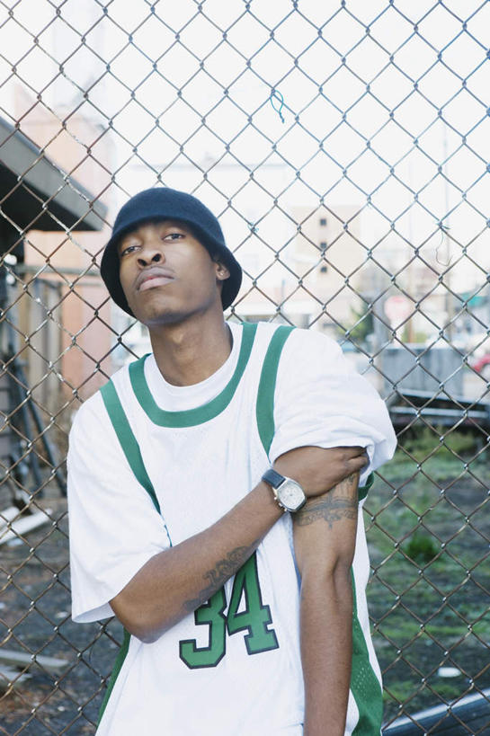 西方人,一个人,站,摸,竖图,室外,白天,正面,运动服,锻炼,时尚,运动,帽子,欧洲,非洲,黑人,欧洲人,仅一个男性,仅一个人,服装,街头,注视,文化,纹身,仅一个年轻男性,衣服,观察,看,站着,个性,服饰,信仰,观看,察看,衣着,穿着,关注,刺青,追求,想象,文身,勇气,崇拜,张扬,衣饰,体育,男人,男性,年轻男性,非洲人,触摸,接触,半身,彩图,健身,运动装