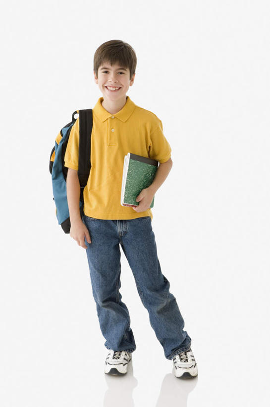 西方人,儿童,背,一个人,站,笑,微笑,露齿笑,竖图,室内,白天,白色背景,正面,纯洁,书籍,欧洲,欧洲人,仅一个人,阴影,服装,光线,包,书包,影子,拿,拿着,注视,休闲装,小孩,衣服,背包,背着,观察,看,休闲,休闲服,可爱,童年,童趣,摄影,服饰,影棚,观看,察看,关注,童真,烂漫,无邪,天真,男孩,白种人,孩子,书,图书,站立,彩图,全身,影棚拍摄,拍摄,双肩包,男生