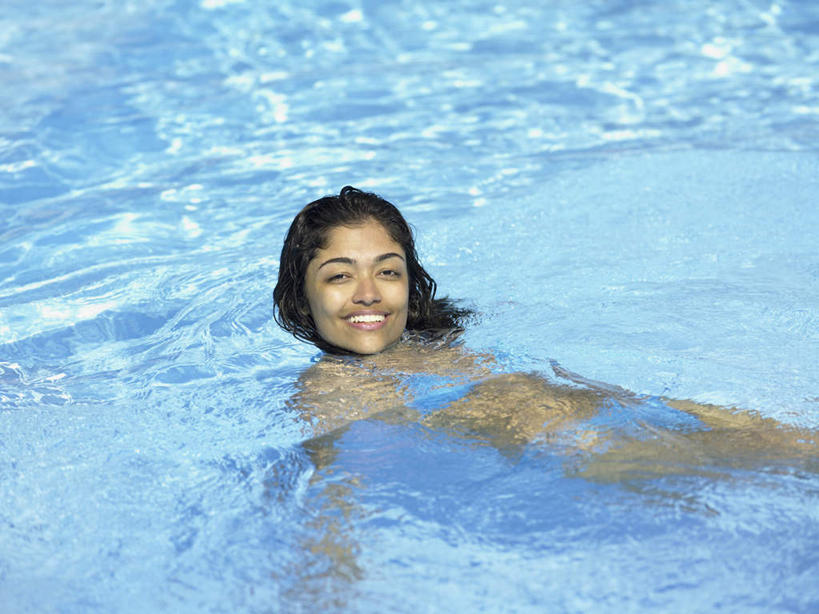 游泳,西方人,赤膊,一个人,游泳池,躺,笑,微笑,露齿笑,横图,俯视,室外,白天,泳装,比基尼,锻炼,运动,欧洲,欧洲人,仅一个人,注视,裸露,观察,看,观看,察看,关注,裸,年轻女性,女人,女性,白种人,躺着,半身,彩图,高角度拍摄,三点式,泳衣