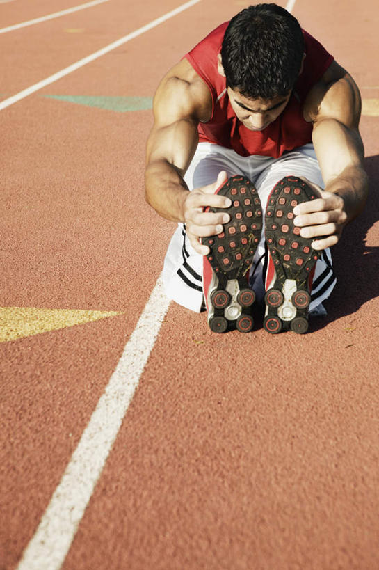 东方人,一个人,坐,竖图,室外,白天,正面,运动鞋,锻炼,运动,鞋子,亚洲,仅一个男性,仅一个人,服装,注视,休闲装,黄种人,仅一个年轻男性,衣服,观察,看,休闲,休闲服,拉伸,压腿,服饰,观看,休闲鞋,察看,关注,塑胶跑道,体育,男人,男性,年轻男性,亚洲人,坐着,彩图,全身,健身