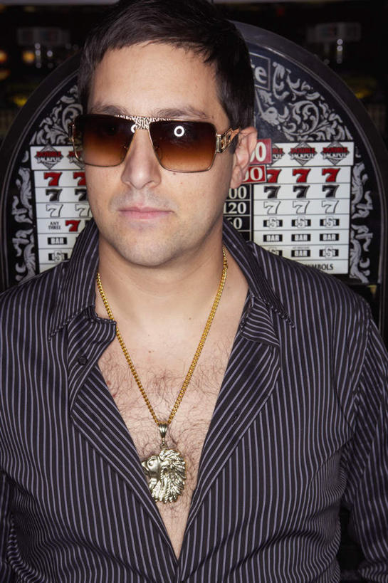 西方人,一个人,竖图,室内,白天,正面,游戏,赌博,项链,欧洲,欧洲人,仅一个男性,仅一个人,服装,墨镜,眼镜,注视,休闲装,娱乐,装饰品,仅一个年轻男性,衣服,饰品,太阳镜,太阳眼镜,装饰物,观察,看,休闲,休闲服,遮阳镜,赌场,服饰,游戏机,观看,察看,关注,老虎机,博彩,配饰,男人,男性,年轻男性,白种人,玩耍,半身,彩图,娱乐场