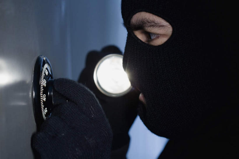 西方人,脸,头,脸颊,一个人,站,横图,室内,特写,夜晚,侧面,安全,帽子,照明,欧洲,欧洲人,仅一个男性,仅一个人,装饰,灯光,注视,灯,锁,仅一个年轻男性,手套,箱子,观察,看,站着,温暖,保险箱,观看,保暖,保护,华丽,照亮,点缀,犯罪,察看,犯法,御寒,照明设备,关注,保险,手电筒,私密,盗窃,偷窃,电筒,手电,衬托,美观,雅致,雅观,偷盗,巴拉克拉法帽,男人,男性,年轻男性,白种人,头部,脸部,脸蛋,面部,站立,半身,彩图