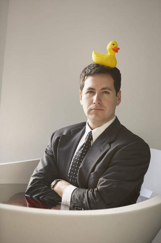 西方人,一个人,商务人士,商务男性,坐,双手交叉,竖图,室内,白天,正面,衬衫,游戏,水,卫生间,浴室,玩具,欧洲,欧洲人,仅一个男性,仅一个人,仅一个中年男性,套装,鸭子,液体,墙,水滴,领带,玩,注视,娱乐,墙壁,墙面,浴缸,观察,看,休闲,橡胶,益智,观看,活动,察看,双手抱胸,象征,庄重,发泄,关注,消遣,智力,商务装,身份,卫浴设备,工薪阶层,橡胶制品,宣泄,正式,地位,橡胶小鸭,橡皮小鸭,水管装置,男人,男性,中年男性,白种人,白领,上班族,淋浴房,玩耍,嬉戏,坐着,半身,彩图,衬衣,冲凉房,沐浴间,沐浴室