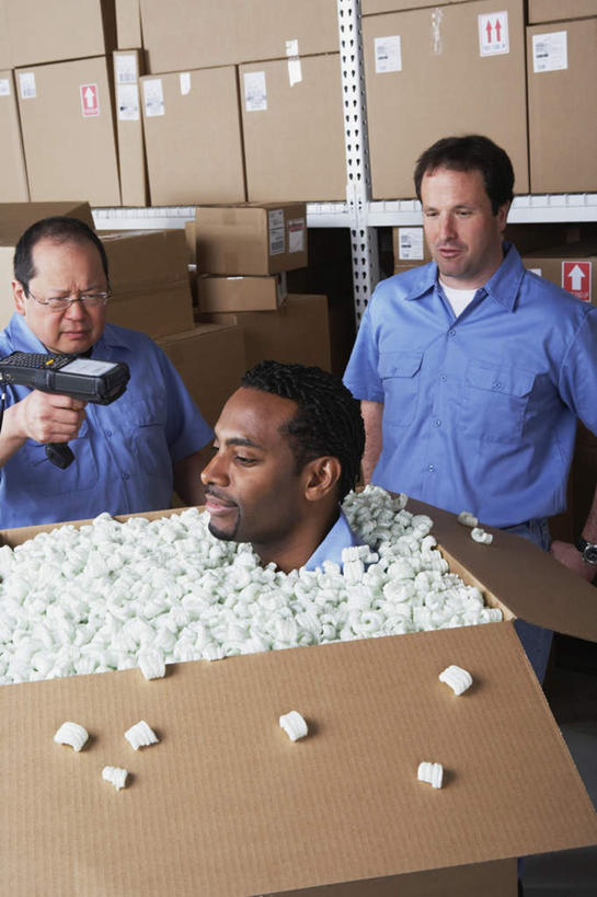 东方人,西方人,三个人,伙伴,朋友,站,笑,微笑,露齿笑,竖图,室内,白天,正面,工作服,制服,友谊,合作,团队,电子,欧洲,非洲,黑人,欧洲人,亚洲,一堆,一排,许多,握,堆叠,堆积,整齐,分析,信息,包装,标签,材料,符号,数字,眼镜,纸箱,很多,拿,仓库,拿着,注视,黄种人,标识,排列,工人,蓝色,容器,箱子,观察,看,站着,战略,握着,观看,老花镜,堆,扫描,条形码,察看,包装材料,队列,关注,纸板箱,编码,条码,包装箱,条形码扫描器,联合,合谋,条形码阅读器,工作制服,远视眼镜,配合,协作,老年男性,男人,男性,中年男性,非洲人,亚洲人,站立,半身,彩图,工作套服,商业,EPE珍珠棉,PE发泡棉,聚乙烯发泡棉,珍珠棉,堆栈