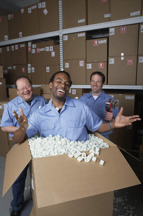 东方人,西方人,三个人,伙伴,朋友,站,伸展双臂,笑,微笑,露齿笑,竖图,室内,白天,正面,工作服,制服,友谊,合作,团队,电子,欧洲,非洲,黑人,欧洲人,亚洲,一堆,一排,许多,握,堆叠,堆积,整齐,时间,信息,包装,标签,材料,符号,时钟,手表,数字,眼镜,纸箱,办公用品,很多,拿,计时,仓库,拿着,注视,黄种人,标识,文具,排列,工人,蓝色,容器,箱子,钟表,观察,看,站着,表,战略,握着,观看,老花镜,堆,条形码,办公设备,腕表,文具用品,察看,包装材料,队列,关注,纸板箱,编码,胶布,条码,透明胶,包装箱,联合,合谋,文化工具,封箱器,胶带座,黏胶,粘胶器,工作制服,远视眼镜,配合,协作,老年男性,男人,男性,中年男性,非洲人,亚洲人,钟,敞开双臂,伸开双臂,展开双肩,站立,张开手臂,张开双臂,半身,彩图,工作套服,商业,EPE珍珠棉,PE发泡棉,聚乙烯发泡棉,珍珠棉,堆栈