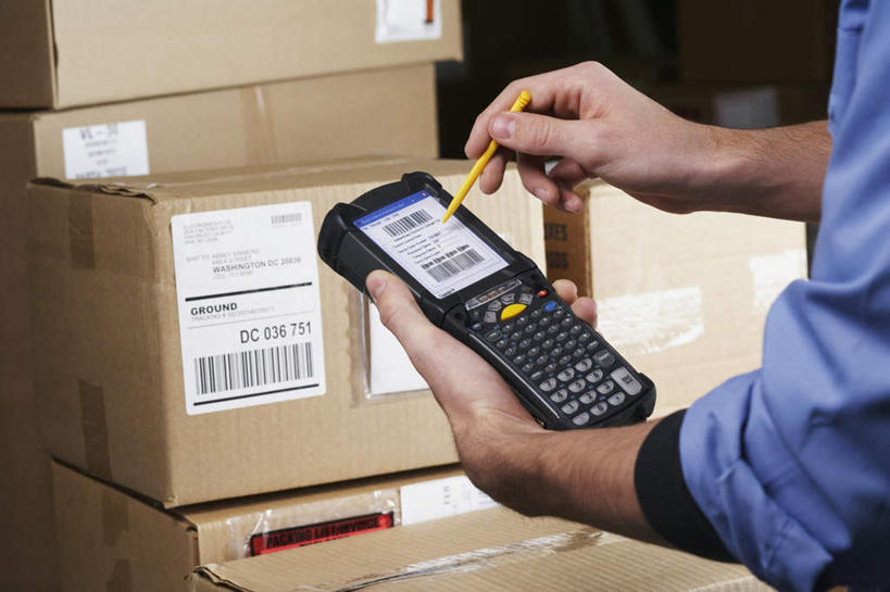 西方人,手,一个人,横图,室内,特写,白天,工作服,制服,电子,欧洲,欧洲人,双手,仅一个男性,仅一个人,握,分析,信息,包装,笔,标签,符号,数字,纸箱,手写笔,拿,拿着,标识,仅一个年轻男性,一个,背面,蓝色,容器,箱子,手部,握着,单个,扫描,条形码,纸板箱,编码,条码,触控笔,包装箱,条形码扫描器,触摸笔,触屏笔,电容屏笔,电容屏手写笔,条形码阅读器,工作制服,男人,男性,年轻男性,白种人,半身,彩图,工作套服,商业