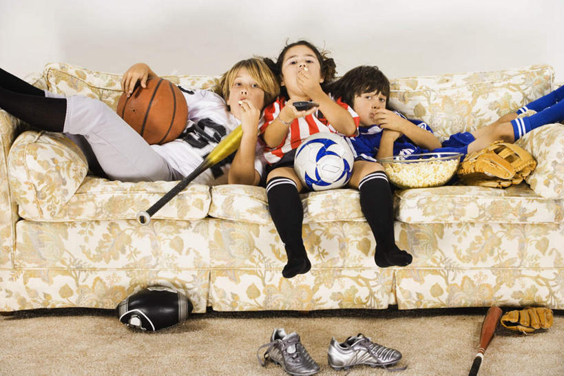西方人,儿童,三个人,家庭,客厅,坐,横图,室内,白天,正面,运动服,锻炼,纯洁,运动,篮球,棒球,垒球,足球,靠垫,沙发,欧洲,欧洲人,握,服装,棒球手套,标志,数字,文字,字符,墙,靠枕,篮球装备,足球装备,拿,拿着,注视,标识,运动器械,墙壁,墙面,球,三个,小孩,衣服,手套,垫子,枕头,打哈欠,观察,看,张嘴,疲倦,温暖,温馨,一家人,健身器械,可爱,童年,童趣,握着,阿拉伯数字,服饰,观看,和睦,察看,疲劳,起居室,疲惫,衣着,穿着,关注,困乏,健身器材,张大嘴巴,篮球运动,布艺沙发,童真,烂漫,无邪,疲乏,蹴鞠,委顿,疲困,疲顿,疲钝,倦怠,怠倦,衣饰,客堂,体育,天真,足球运动,男孩,男人,男性,女孩,女人,女性,白种人,张开嘴,坐着,半身,彩图,健身,融洽,运动器材,男生,女生,运动装
