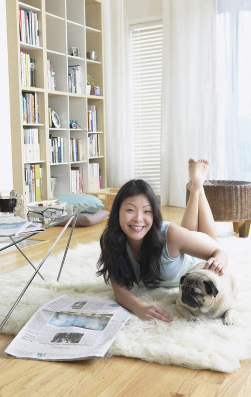 果汁,东方人,腿部,脚,脚趾,脚趾甲,腿,一个人,笑,摸,微笑,露齿笑,竖图,室内,白天,正面,窗帘,地毯,桌子,宠物,狗,报纸,杯子,书籍,玻璃,亚洲,仅一个年轻女性,仅一个女性,仅一个人,一排,许多,抚摸,阴影,服装,整齐,装饰,编织,反射,信息,影子,手工艺品,织物,饮品,一杯,茶几,注视,休闲装,黄种人,光脚,玻璃制品,饮料,排列,一只,衣服,帘子,动物,水杯,工艺品,书柜,观察,看,趴着,休闲,赤脚,休闲服,遮阳,书橱,可爱,服饰,哈巴狗,观看,翘,新闻,华丽,修饰,点缀,察看,队列,关注,可口,忠诚,衬托,美观,雅致,雅观,巴哥,巴哥犬,适口,年轻女性,女人,女性,亚洲人,脚指甲,玻璃杯,书,图书,犬,触摸,接触,趴,彩图,全身,报刊