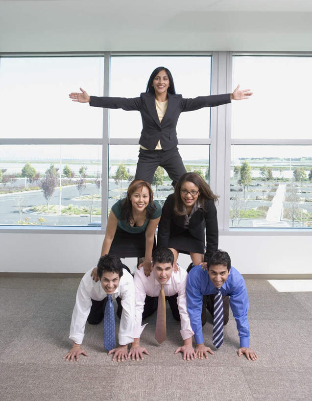 东方人,西方人,四个人,同事,商务人士,商务男性,商务女性,办公室,叠罗汉,站,伸展双臂,竖图,室内,白天,正面,衬衫,游戏,成功,合作,团队,集体,信心,窗户,欧洲,欧洲人,亚洲,一排,表演,撑,阴影,套装,整齐,反射,影子,墙,走道,走廊,过道,领带,玩,注视,黄种人,娱乐,踩,队伍,玻璃窗,墙壁,墙面,排列,白色,踩着,观察,看,趴着,站着,休闲,观看,活动,察看,领导,撑着,象征,庄重,成就,队列,发泄,关注,消遣,智力,商务装,身份,合伙,领袖,工薪阶层,宣泄,正式,地位,技巧运动,体育活动,体育游戏,男人,男性,年轻男性,年轻女性,女人,女性,中年男性,中年女性,白种人,亚洲人,印度人,白领,上班族,敞开双臂,趴,伸开双臂,玩耍,嬉戏,展开双肩,站立,张开手臂,张开双臂,彩图,全身,衬衣