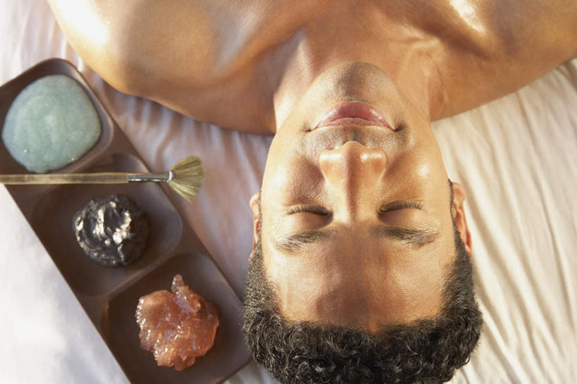 西方人,脸,头,脸颊,一个人,躺,闭眼,横图,俯视,室内,特写,白天,化妆,美容,床,餐具,欧洲,欧洲人,仅一个男性,仅一个人,护肤,美白,碟子,盘,床单,被子,裸露,仅一个年轻男性,盘子,化妆品,化妆刷,刷子,碟,清洁,保养,享受,休闲,面膜,放松,去角质,保健,保湿,滋润,美容工具,被单,护肤品,化妆用品,去死皮,裸,护肤用品,舒缓,养颜,按摩床,化妆工具,膏状,膏状面膜,去污,控油,紧肤,嫩肤,祛痘,去痘,祛角质,抗衰,再生,增白,补水,祛斑,抗皱,防皱,除皱,去皱,卧着,男人,男性,年轻男性,白种人,头部,脸部,脸蛋,面部,闭眼睛,闭着眼,闭着眼睛,躺着,卧,半身,彩图,高角度拍摄,面膜刷,搓背床,理疗床,美容床,指压床