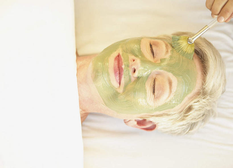 西方人,脸,头,脸颊,手,两个人,躺,闭眼,笑,微笑,横图,俯视,室内,特写,白天,按摩,化妆,美容,床,欧洲,欧洲人,护肤,美白,纺织物,浴巾,床单,被子,化妆品,化妆刷,刷子,毛巾,清洁,保养,享受,休闲,手部,面膜,放松,去角质,SPA水疗,保健,温泉浴场,保湿,保暖,单手,滋润,美容工具,被单,护肤品,化妆用品,去死皮,护肤用品,舒缓,透气,养颜,按摩床,防水,化妆工具,膏状,膏状面膜,去污,控油,紧肤,嫩肤,祛痘,去痘,祛角质,抗衰,再生,增白,补水,祛斑,抗皱,防皱,除皱,去皱,储水,耐磨,吸水,卧着,女人,女性,中年女性,白种人,头部,脸部,脸蛋,面部,矿泉疗养地,闭眼睛,闭着眼,闭着眼睛,躺着,卧,半身,彩图,高角度拍摄,水疗,面膜刷,搓背床,理疗床,美容床,指压床