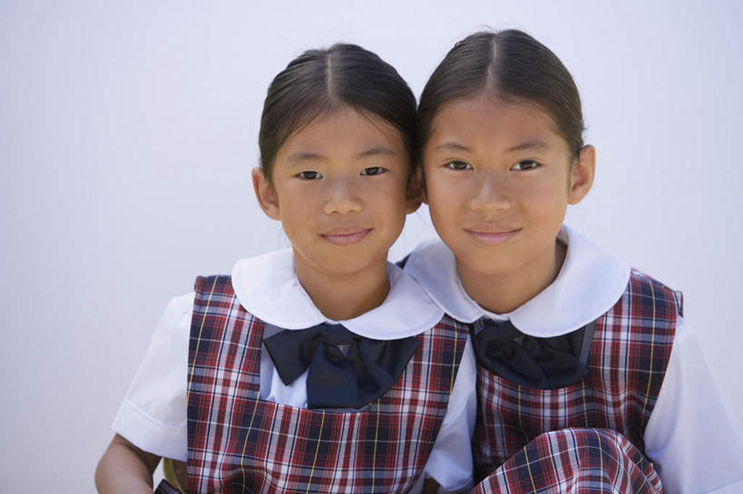 东方人,儿童,两个人,家庭,坐,笑,微笑,横图,室外,白天,正面,制服,纯洁,亚洲,服装,墙,依偎,注视,黄种人,墙壁,墙面,小孩,白色,观察,看,靠,靠着,倚靠,温暖,温馨,一家人,校服,可爱,童年,童趣,观看,和睦,察看,倚着,关注,童真,烂漫,无邪,学生服,依附,依赖,投靠,天真,女孩,女人,女性,亚洲人,坐着,半身,彩图,融洽,女生