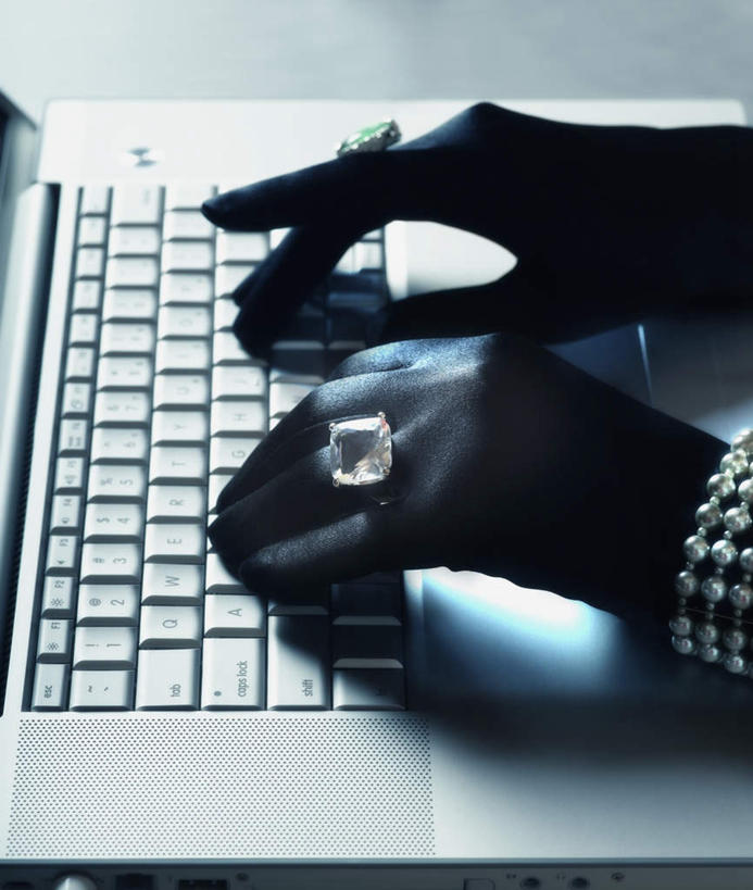 西方人,手,一个人,竖图,俯视,室内,特写,白天,爱情,奢侈,电脑,笔记本电脑,珠宝,欧洲,欧洲人,双手,仅一个年轻女性,仅一个女性,仅一个人,敲打,装饰,网络,矿石,浪漫,输入,通讯设备,钻石,装饰品,戒指,饰品,手套,首饰,打字,温暖,手部,恩爱,保暖,点击,金刚石,昂贵,华丽,敲击,坚硬,信物,点缀,贵重,无线,宝石,权利,御寒,坚定,通信设备,无线网络,无线上网,便携式电脑,信念,衬托,美观,雅致,雅观,手饰,约定,宝贵,按键,手提电脑,年轻女性,女人,女性,白种人,半身,彩图,高角度拍摄